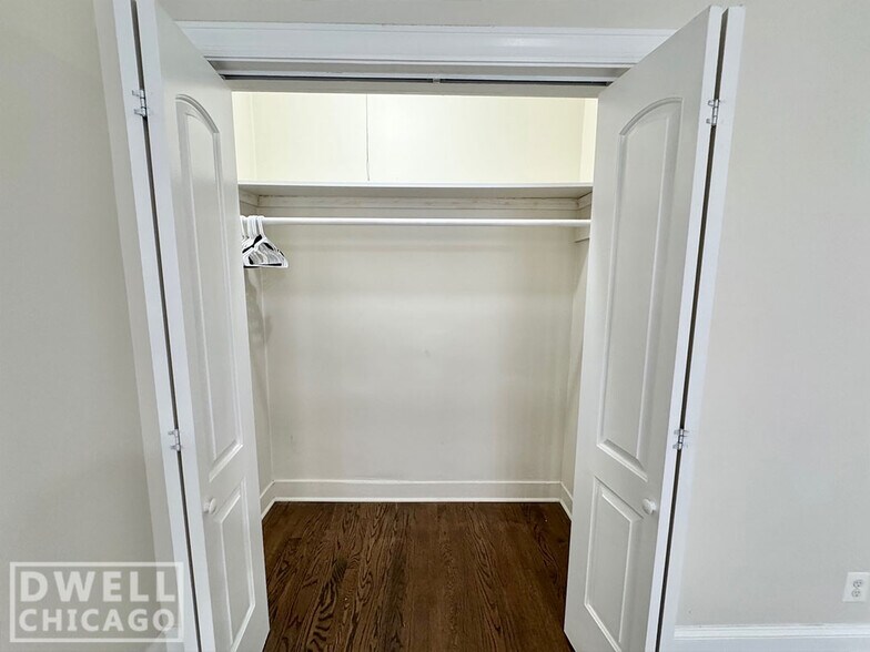 Building Photo - 3820 N Greenview Ave