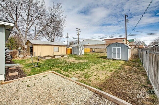 Building Photo - 2bd, 1b Cozy Home awaits in Boise Bench!