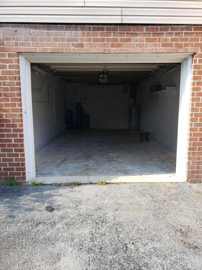 Building Photo - 15475 Oak Rd