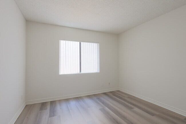 Building Photo - 943 Elden Ave