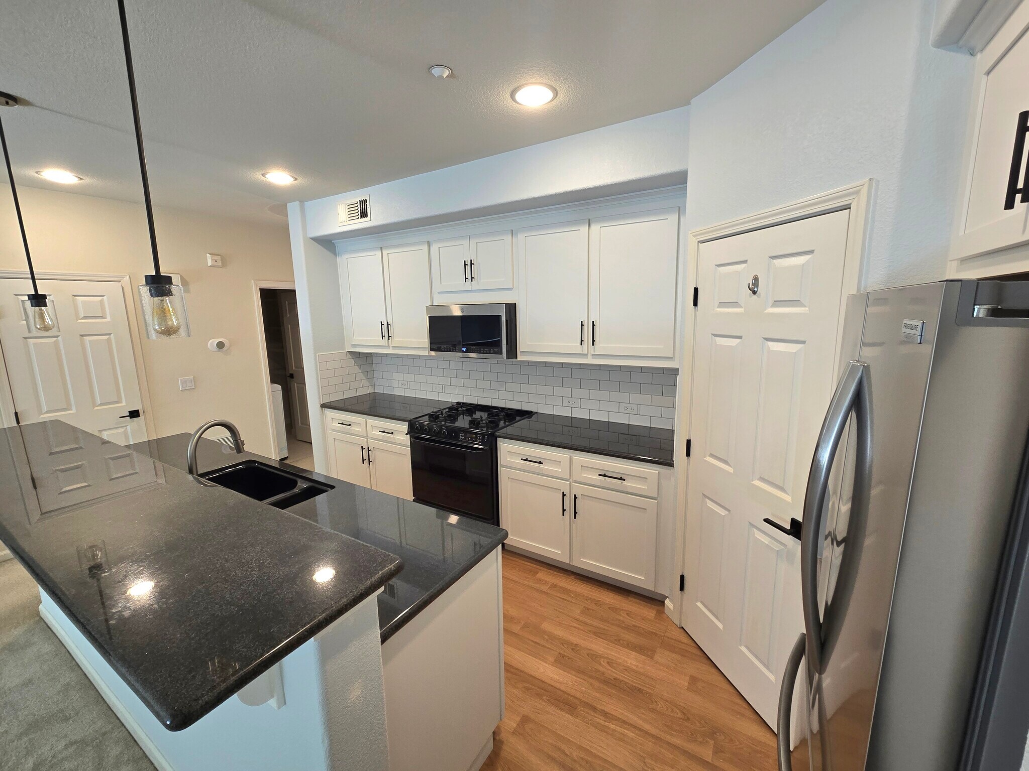 Building Photo - 4353 Fitzwilliam St