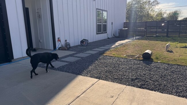 Building Photo - 770 Elwayne Ave