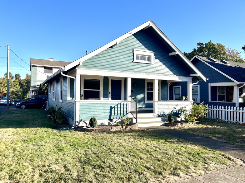 Building Photo - 605 1st Ave NE