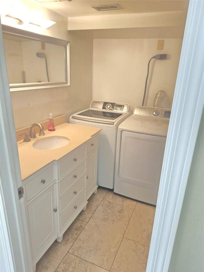 Building Photo - 1601 S Shepherd Dr