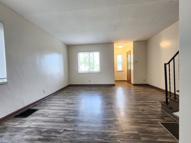 Building Photo - 740 S Harris Ave