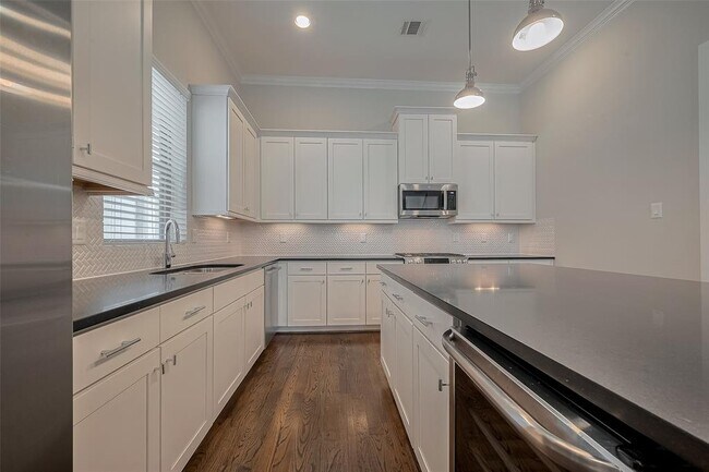 Building Photo - 5837 E Post Oak Ln