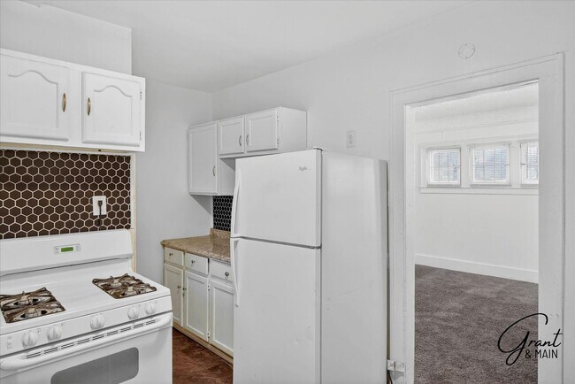 Building Photo - $1,420 - West Side 3 bedroom