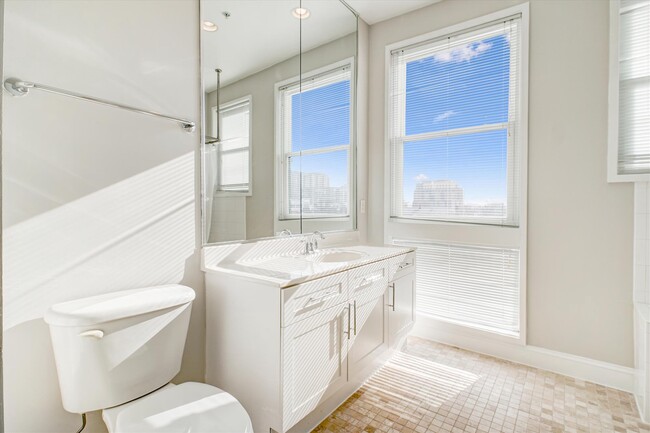 Building Photo - 1662 N Quinn St