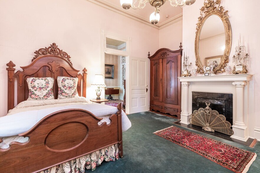 Building Photo - RESIDENTIAL/COMMERCIAL RENTAL - Charming historic home located downtown Opelika! (*Partially Furn...