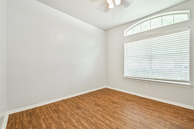 Building Photo - 731 Chase View Dr