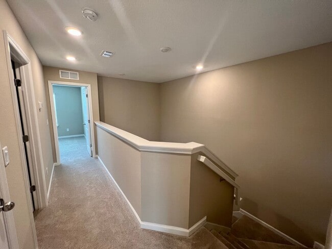 Building Photo - 2 Bedroom 2.5 bath Townhome in Beachwalk!