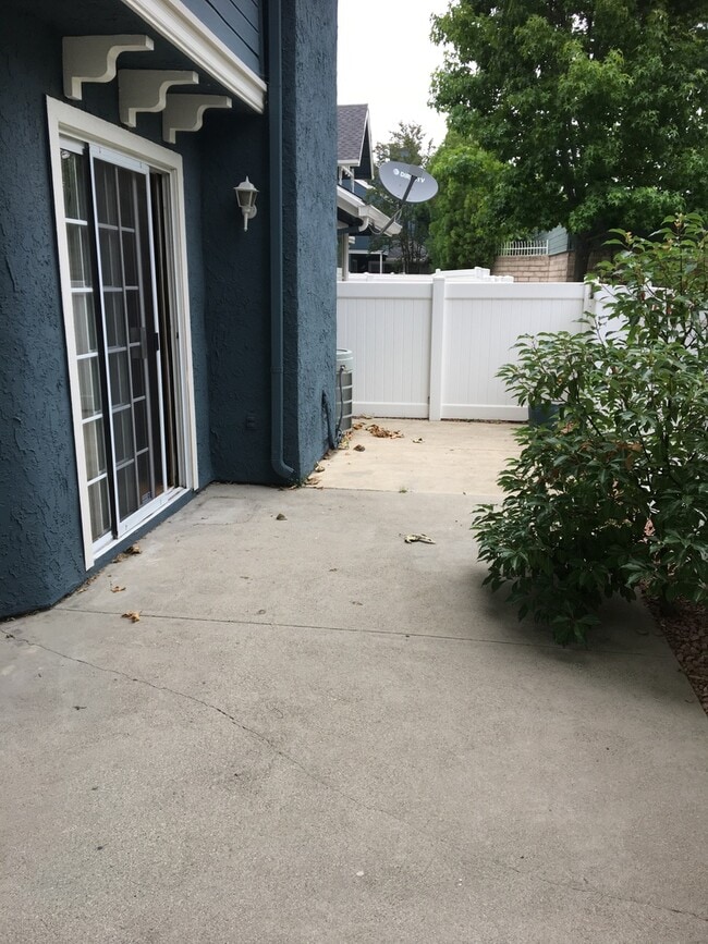 Building Photo - 2 Bed, 2 1/2 Bath Townhome with 1 car garage!