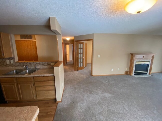 Building Photo - Top Floor Condo Available March 1, Open Floor Plan, Balcony, Fireplace, Walk-in Closet, 2 Baths, ...