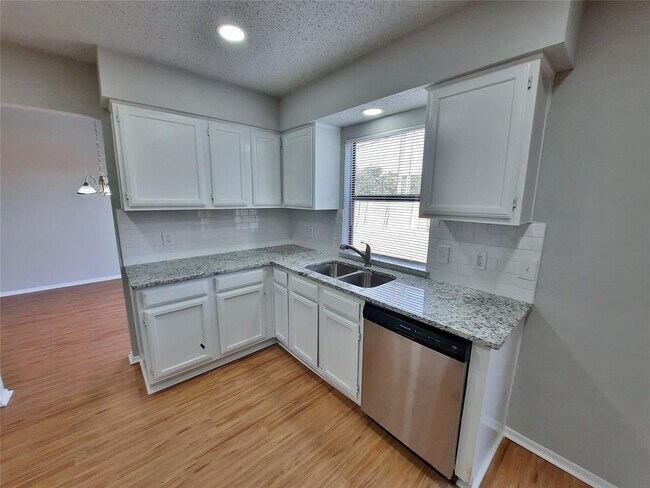 Building Photo - 2646 Winslow Dr