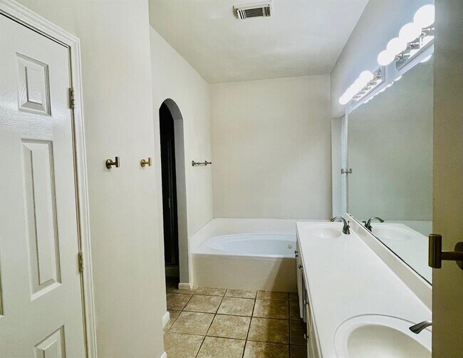 Building Photo - 4503 Northshore Ct