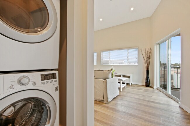 Building Photo - 8532 Cashio St