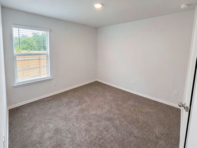Building Photo - Beautiful 4 bedroom, 2.5 bathroom home in Belton