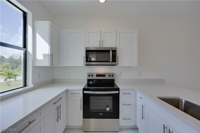 Building Photo - 714 W 12th St