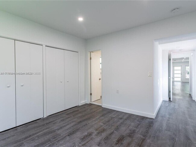 Building Photo - 2520 SW 22nd Terrace