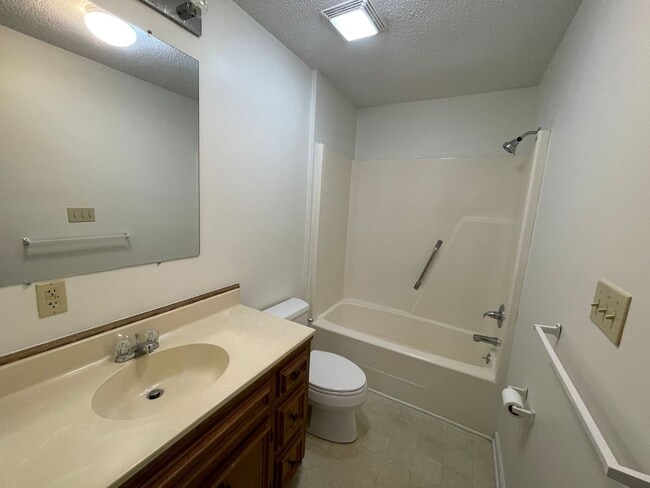 Building Photo - 3 bedroom 2 bath house available