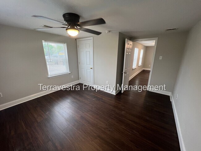 Building Photo - 110 Woodbury - Turnersville Rd