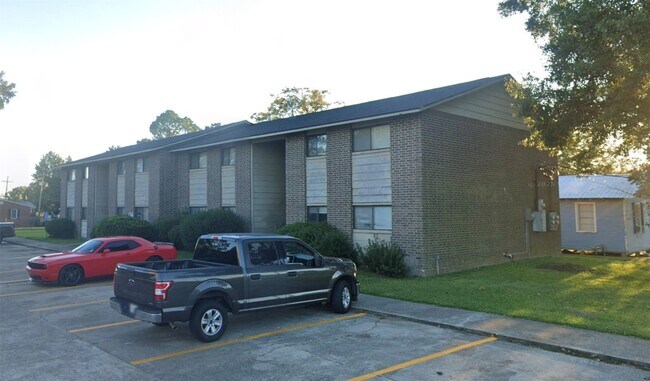 Building Photo - 1305 E Bayou Rd