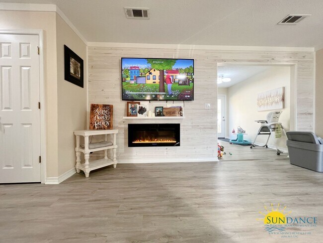 Building Photo - Custom upgrades in this beautiful Crestview home!