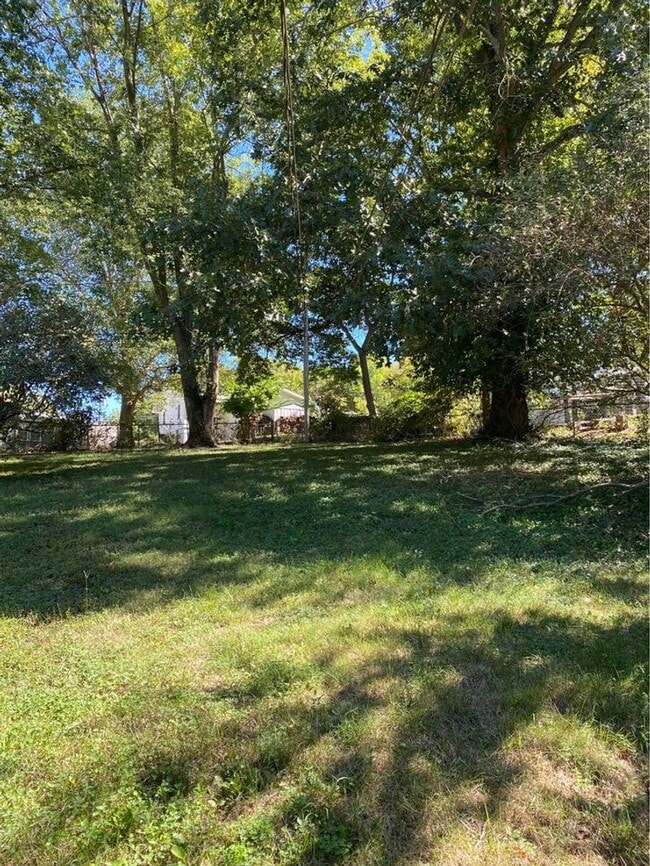 Building Photo - 2 bed/1 bath house for rent