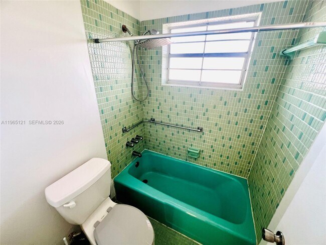 Building Photo - 18900 NE 3rd Ct