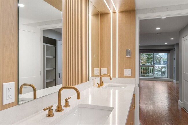 Building Photo - 75-83-83 Cambridge Pkwy