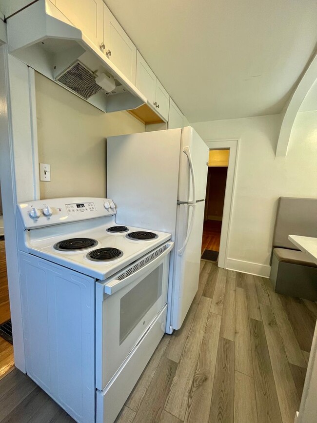 Building Photo - ADORABLE 4 bedroom standalone home - AVAIL...