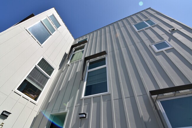 Building Photo - 2533 S Curson Ave