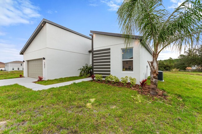Building Photo - 1057 Sabine Pl