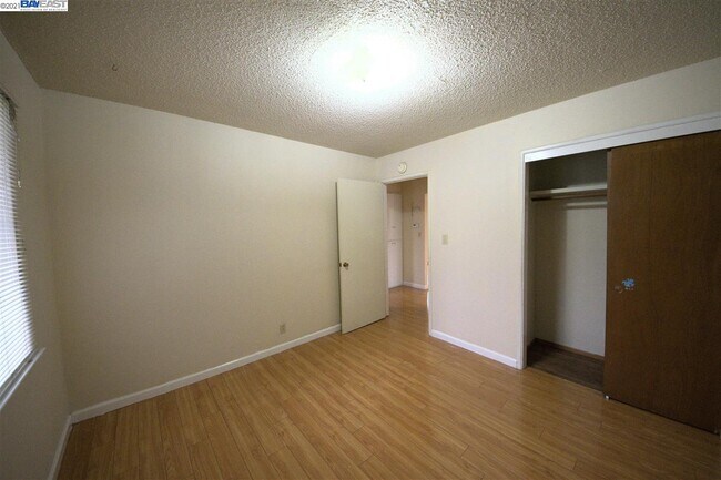 Building Photo - 1345 Kingfisher Way