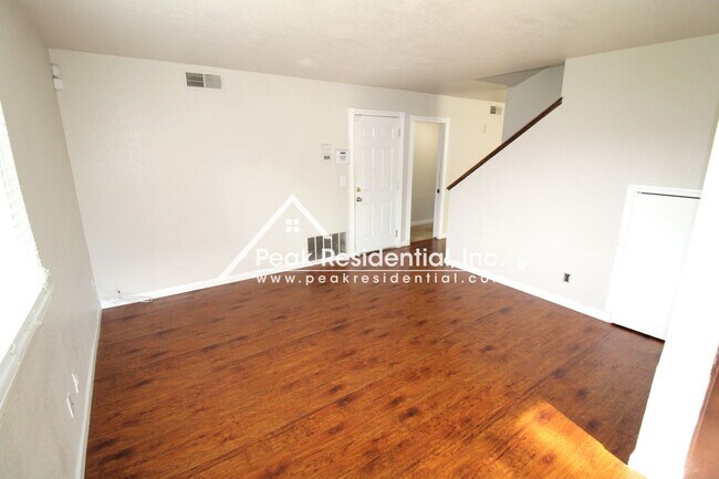 Building Photo - A Beautiful Elk Grove 4bd/2.5ba Home with ...