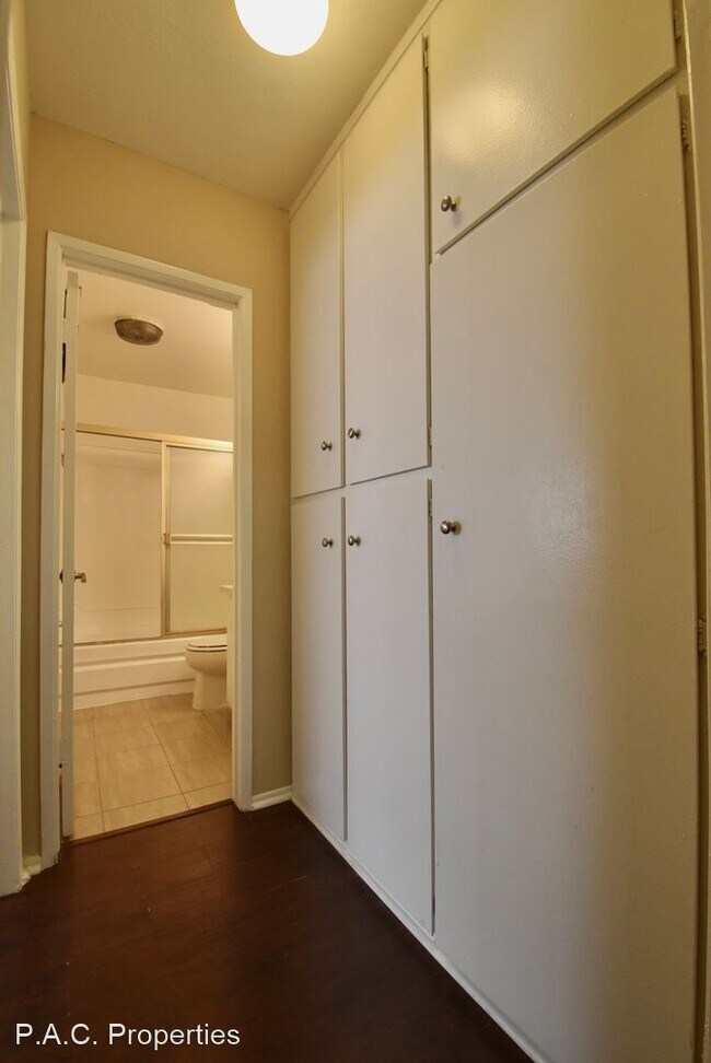 Building Photo - 1 br, 1 bath Apartment - 12241 Burbank Bou...