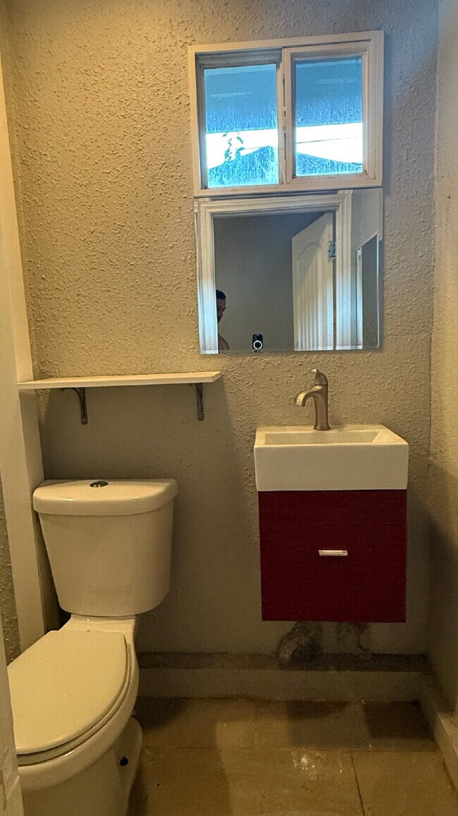 Building Photo - Cozy Studio for Rent — Prime Dignowity Location!