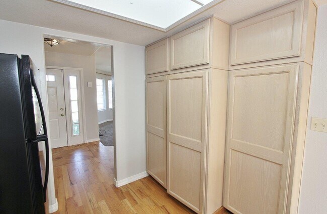 Building Photo - 1563 Sunset Dr