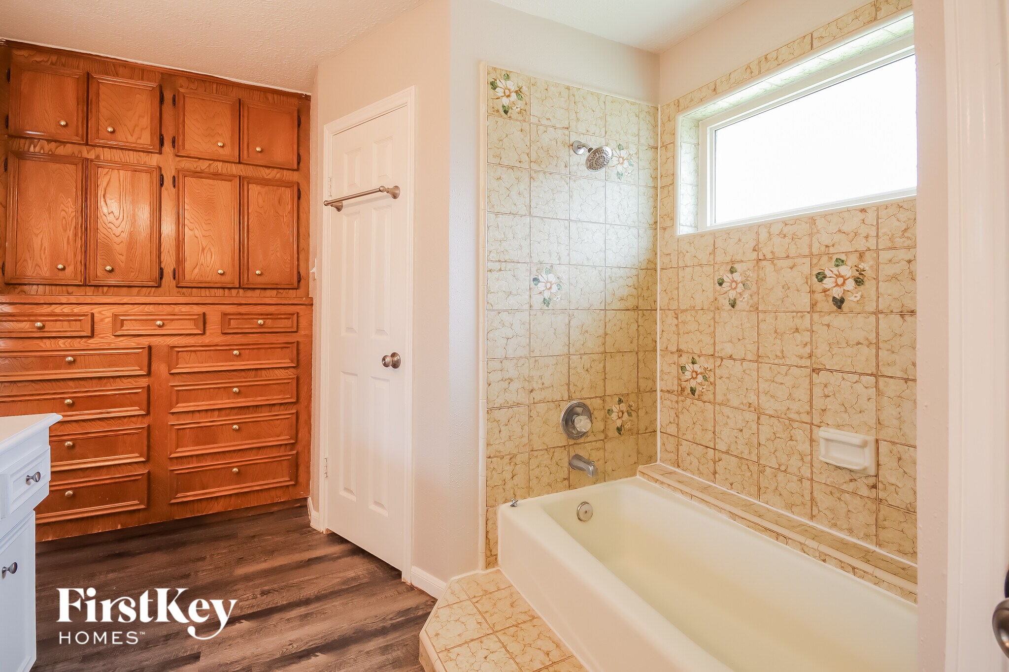 Building Photo - 3823 Pleasant Valley Dr