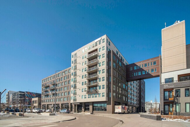 Building Photo - 985 Albion St