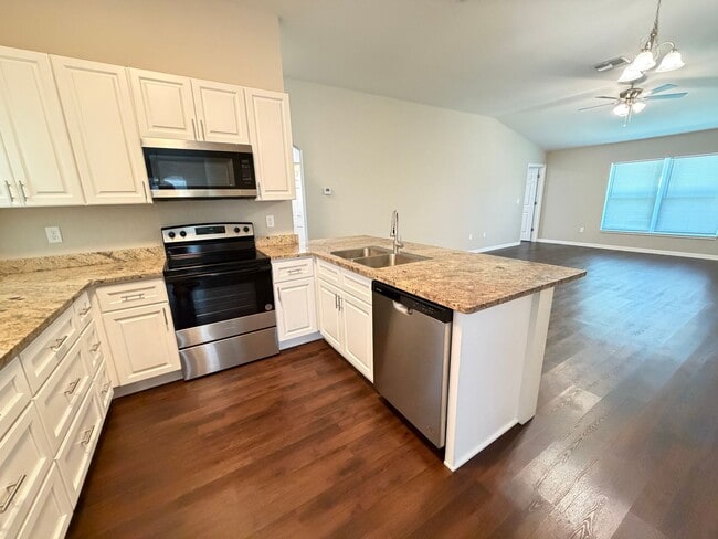 Building Photo - Spacious 3BR Home in Ocala | No HOA + Pet Friendly