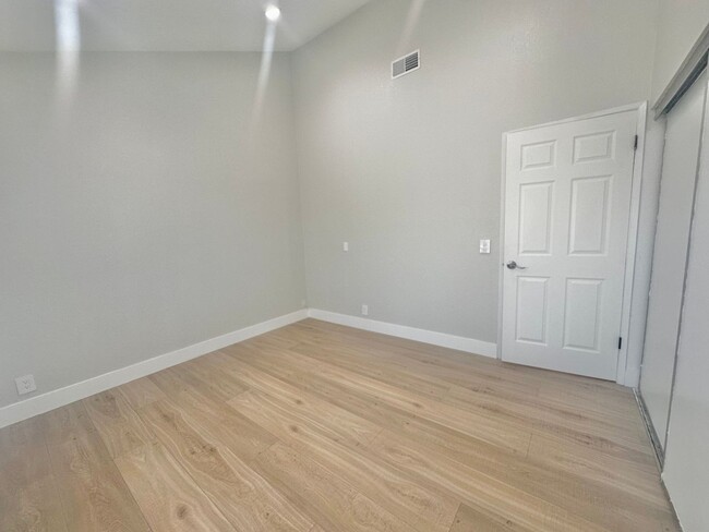 Building Photo - Two Bedroom Condo Available in Newark!