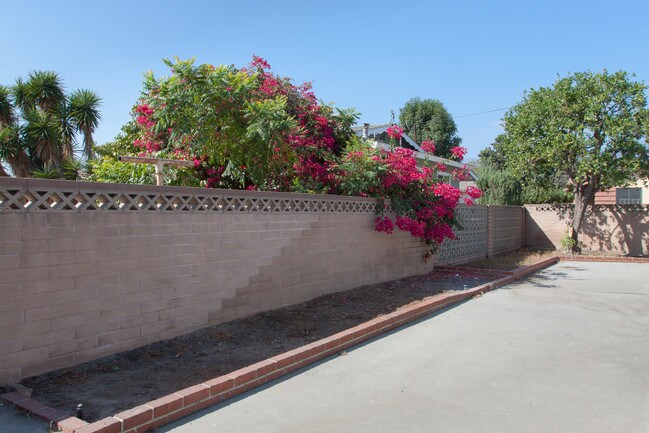 Building Photo - 8823 E Greenwood Ave