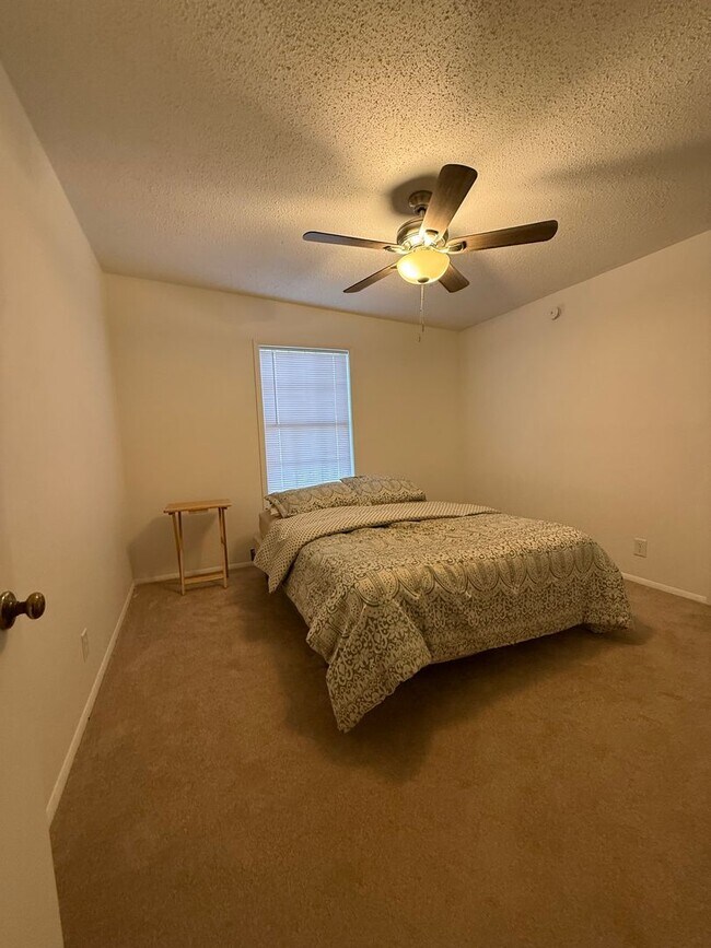Building Photo - Spacious 4 bedroom, 2 bath home AVAILABLE NOW!