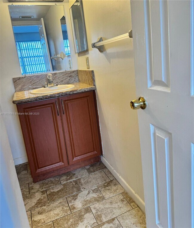 Building Photo - 10028 Twin Lakes Dr
