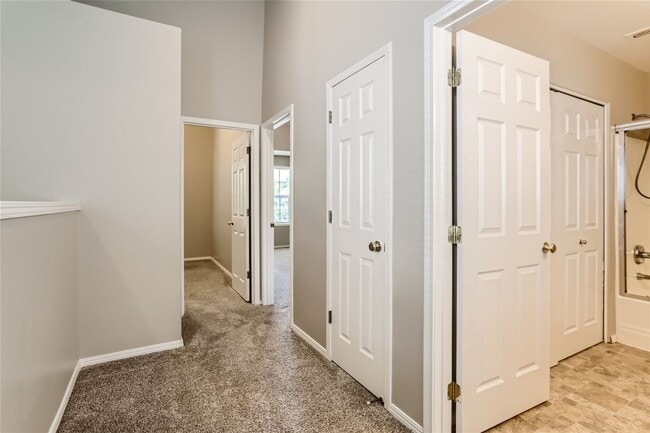 Building Photo - Spacious Two-Level Duplex Home with Fenced Backyard in Hillsboro!