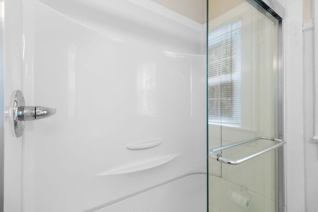Building Photo - 4 Bedroom 3 Bath in Haymount- Available through June 1, 2027 only!