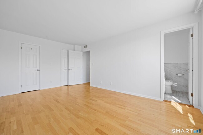 Building Photo - 140 Field Point Rd