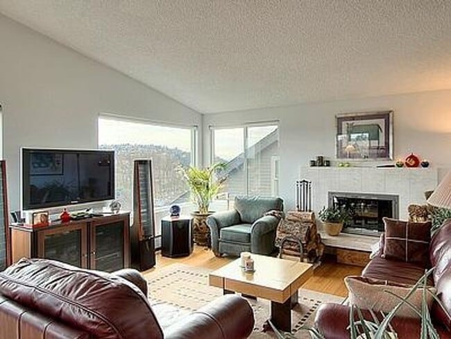 Building Photo - Luo Zhong Triplex