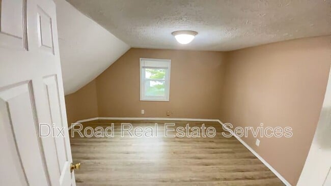 Building Photo - 830 St Clair Ave